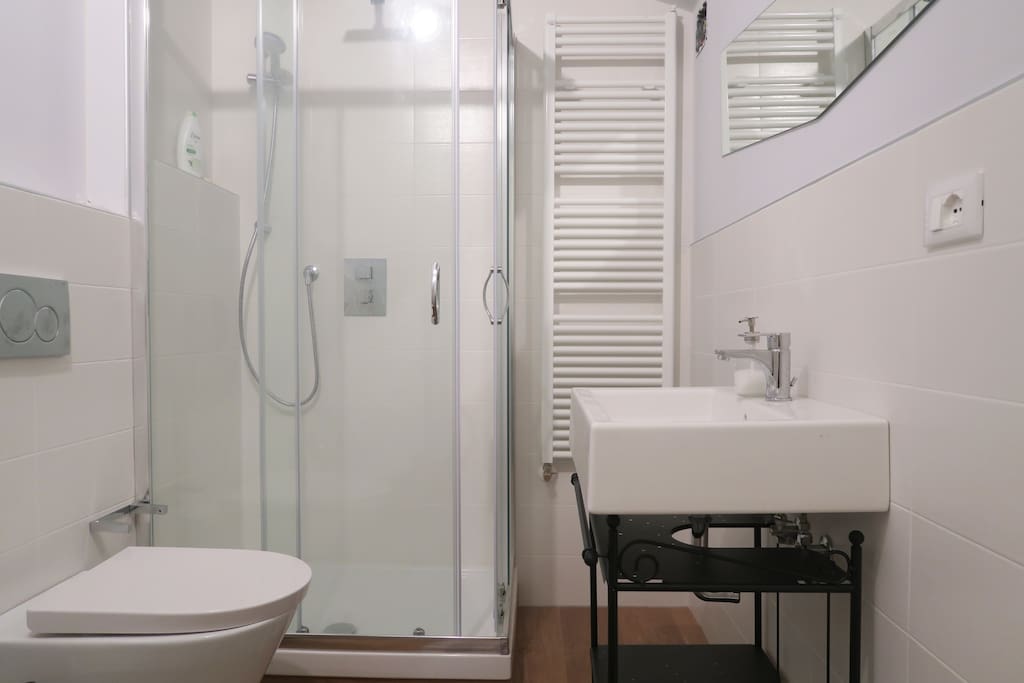Bagno su soppalco accessibile da scala a chiocciola