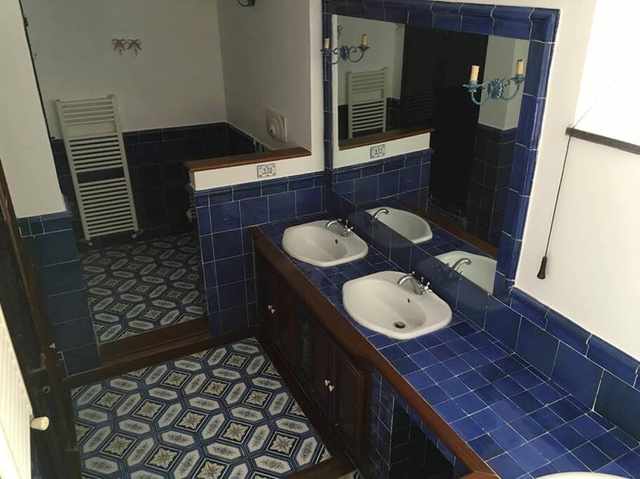 Bagno con vasca e doccia doppia