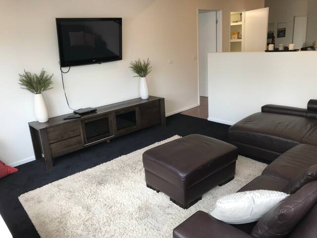 Position, Position, Position – 250m to front beach gallery image 5