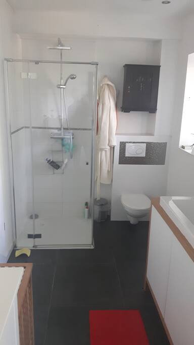 Dusche im Bad