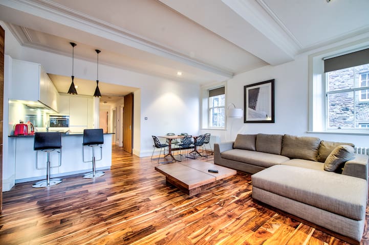 Sumptuous 2BR Apt Next To Edinburgh Castle!