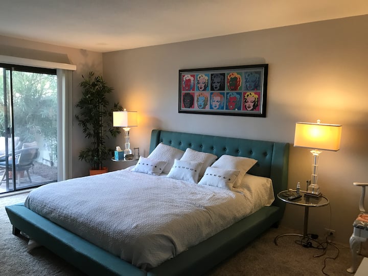 マスターベッドルームのキングサイズベッド。 ラグジュアリーなリネン、ケーブルを搭載した大画面テレビ