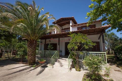 Wonderful villa with huge yard, close to the beach