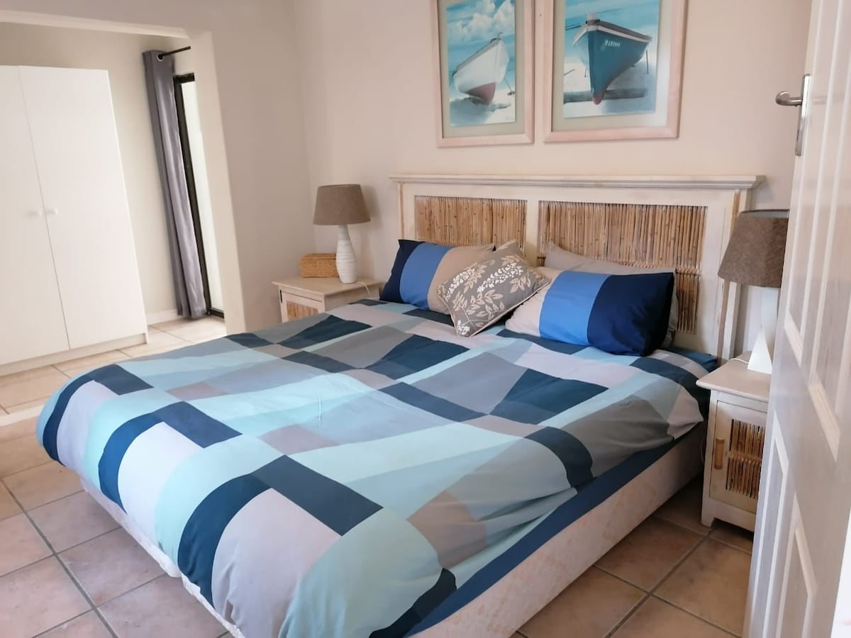 חדר שינה קינג סייז עם שירותים צמודים.