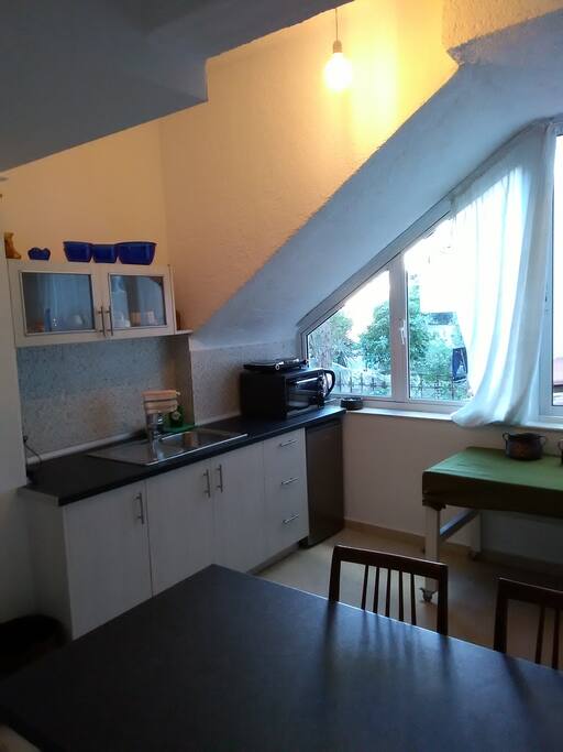 minimal kitchen - ideal for smoothies, fruit salads,cheese plates....with oven/grill/cooker..