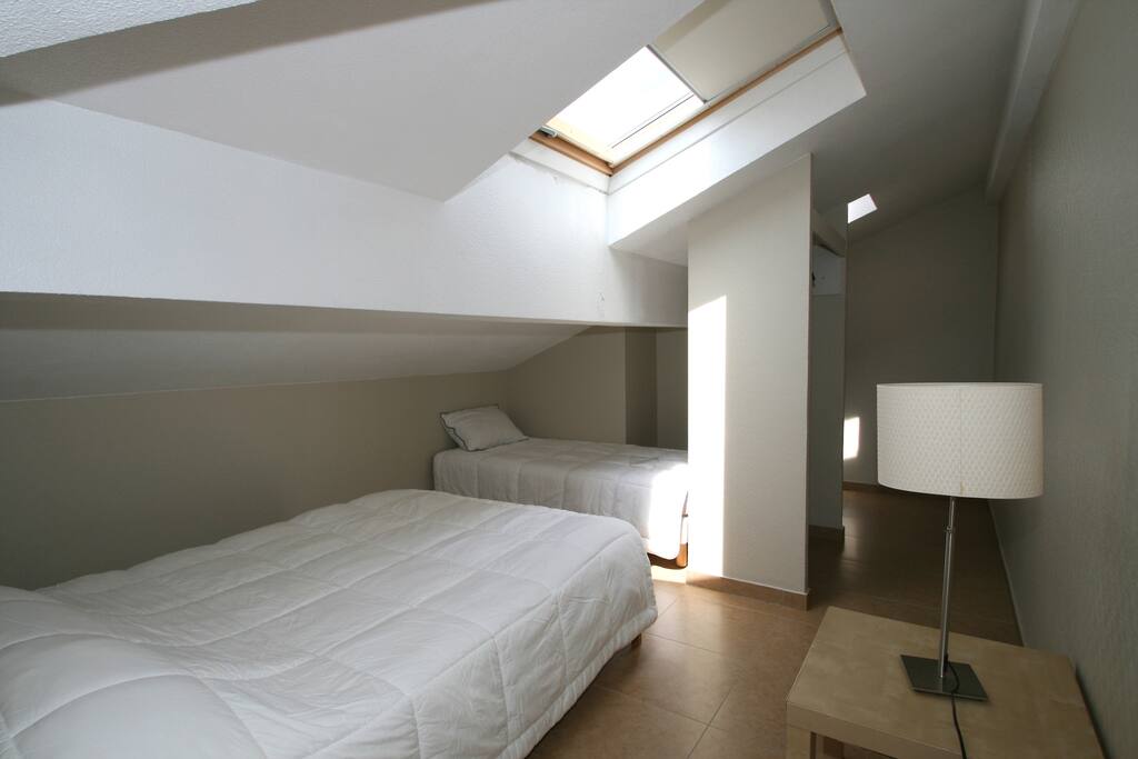 chambre avec 1 lit en 140x190 et 1 lit en 90x190