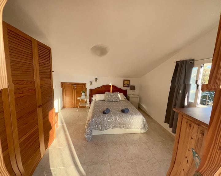 Roshani ya kupendeza kwenye ghorofa ya juu 