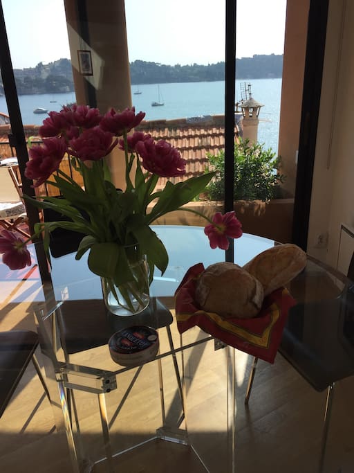Vue from the super sunny living room. Whether sitting at the dining table inside, lounging on chairs on the balcony, reading on the sofa bed or cooking in the kitchen, you can always see the water and blue sky...