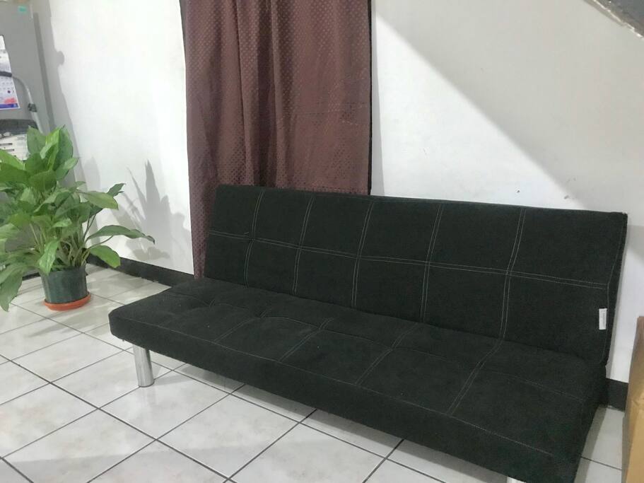 Este es el sofá cama que puede ser adaptado para otra persona.