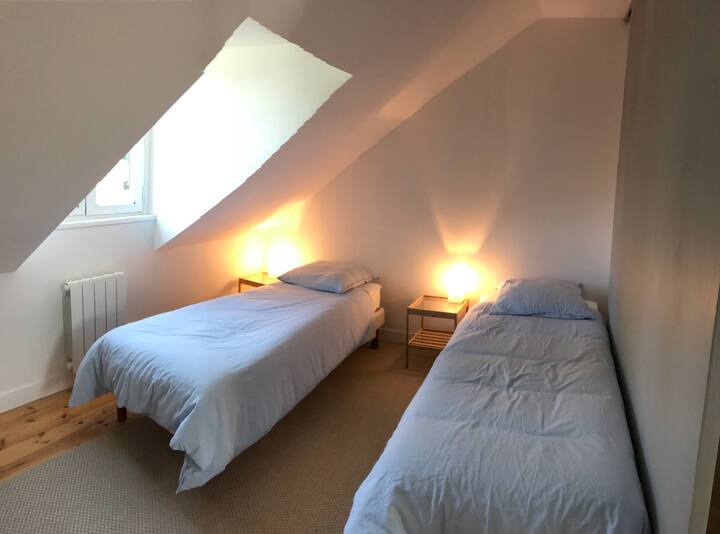 Chambre 2: Lits 80x200 cm refigurables en 1 osvetlená menšia manželská posteľ