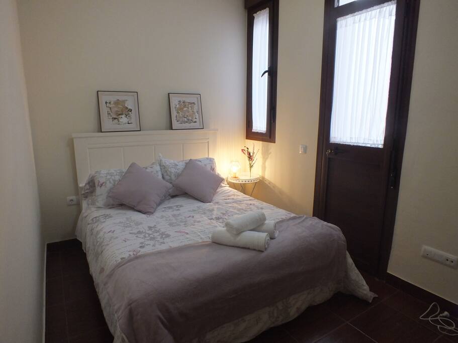 Habitación con cama de matrimonio. Tiene acceso a un pequeño patio.