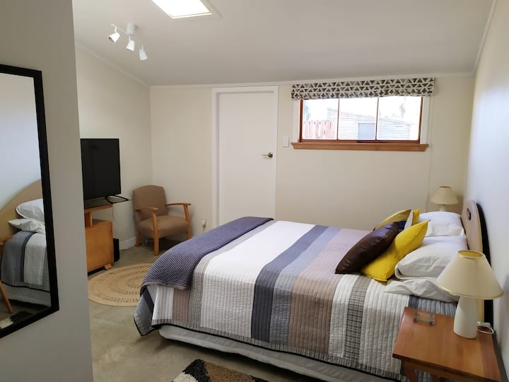 Dormitorio con Chromecast/Freeview TV