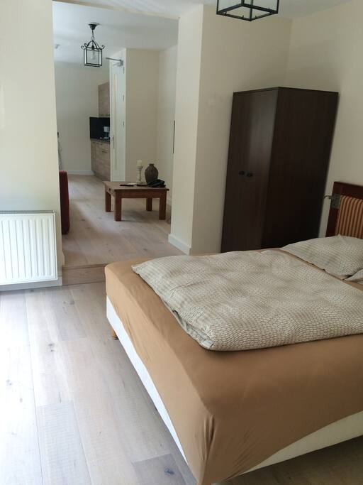 Fijne slaapkamer met bed van 2.00x2.00
linnengoed inbegrepen