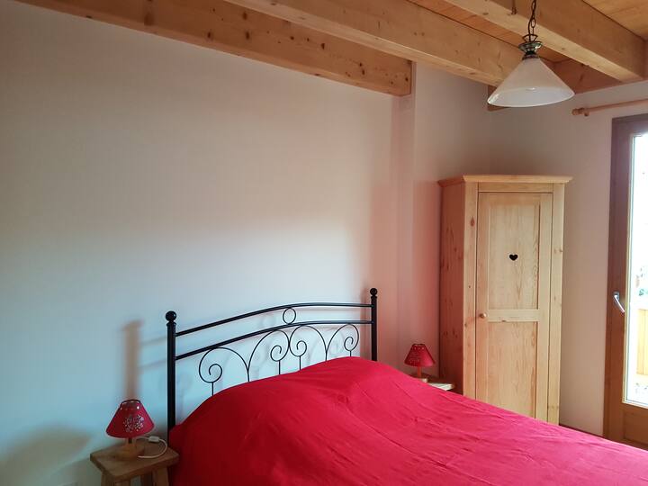 Habitación con cama doble y balcón sur