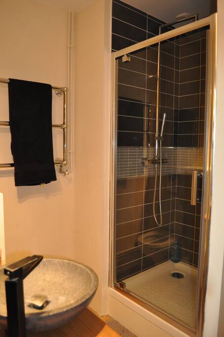 salle de bain avec wc privés