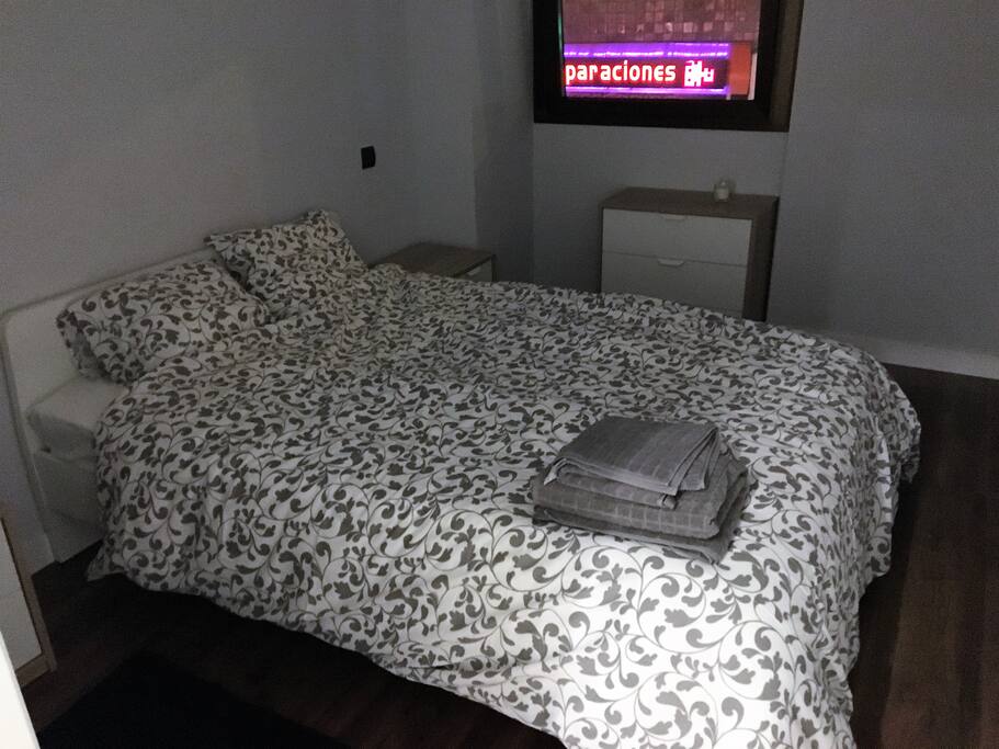 DORMITORIO PRINCIPAL CON MESILLAS Y COMODA CON TOALLAS DE MANO Y DUCHA POR HUESPED - MASTER BEDROOM WITH HAND AND BATH TOWEL PER GUEST