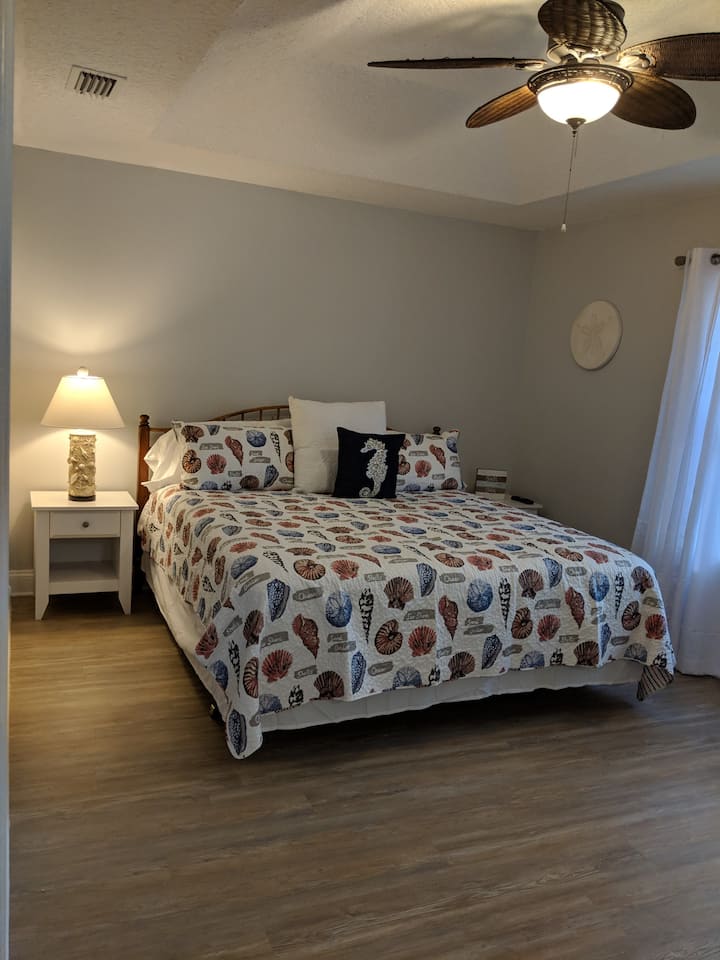 Camera matrimoniale con letto king-size al 2 ° piano con cucina/sala da pranzo e soggiorno