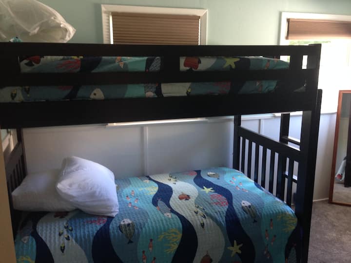 Bunk #1 katika chumba cha watoto.