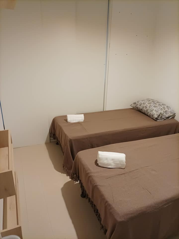 Izba s dvoma samostatnými ortopedickými posteľami, šatníkom a klimatizáciou 