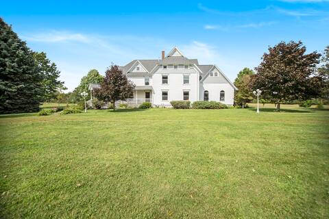 7600sqft, 8 bedroom estate on 10 acres heated pool