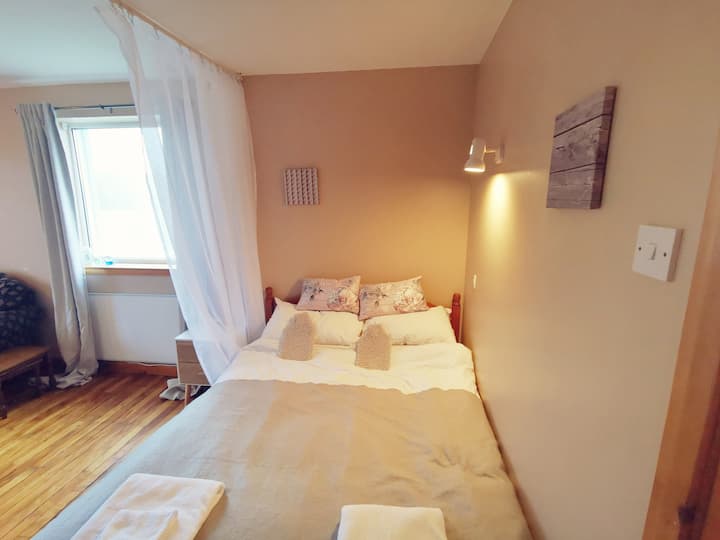 เตียงคู่พร้อมม่านในห้องสตูดิโอ