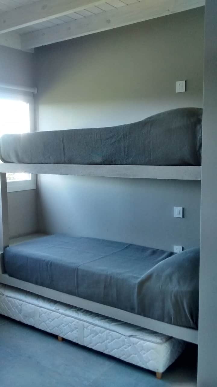habitacion con 3 camas tipo cucheta