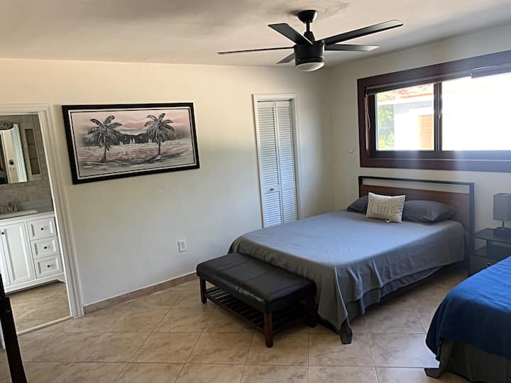 1张标准双人床和1张单人床……独立卫生间 