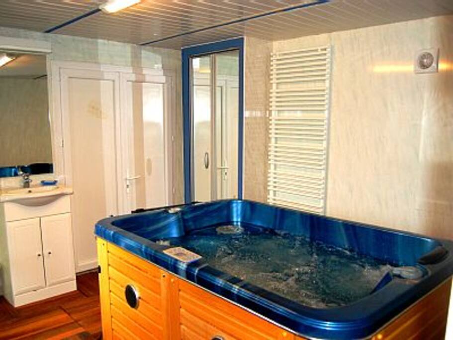 salle d'eau avec spa