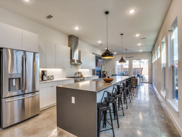 Rooftop Deck w/Downtown Views, 4 Bedroom furnished gallery image 3