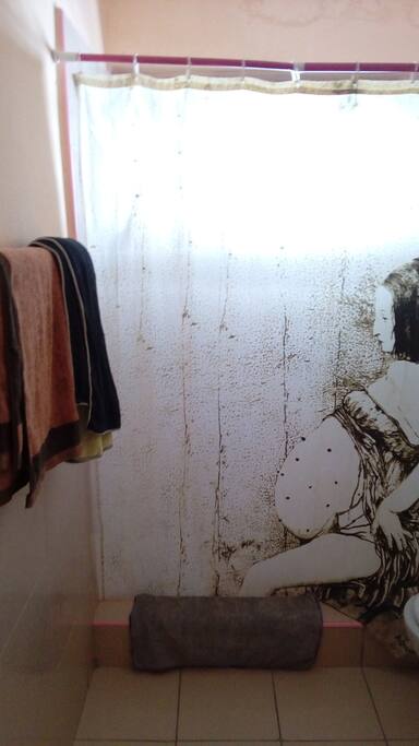 Other view of the bathroom
