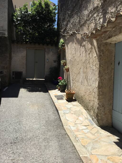 24 Rue Impasse du Noyer( green gate)