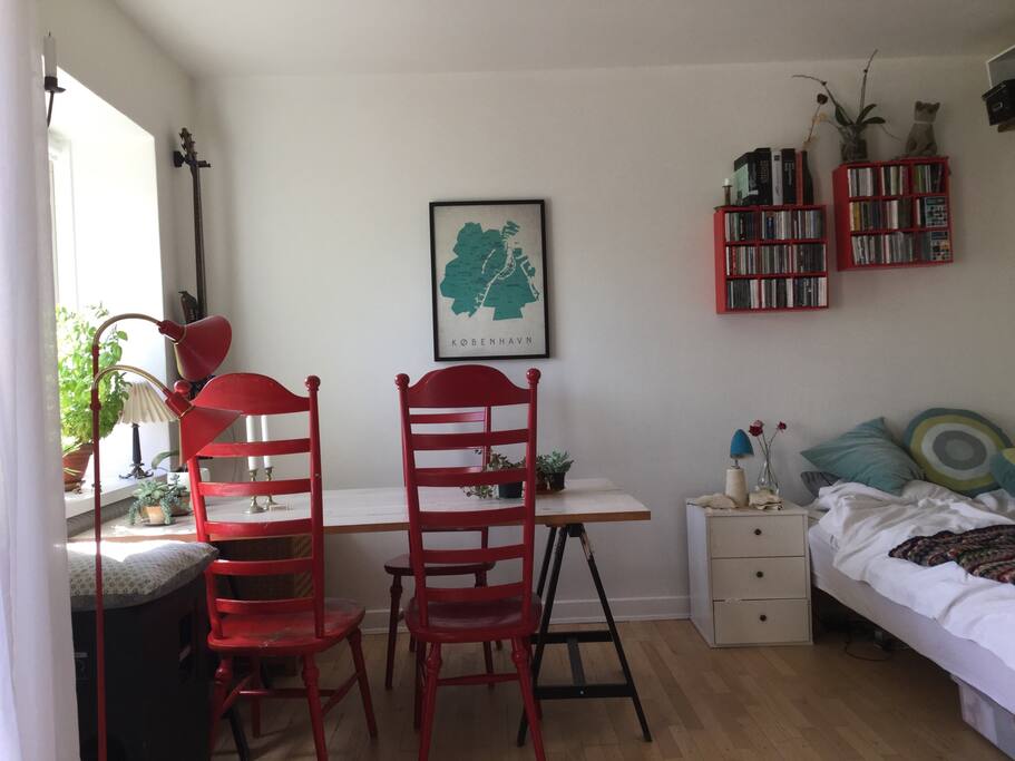 The dining table. It's possible to make it bigger if you want to have a lot of guests over.