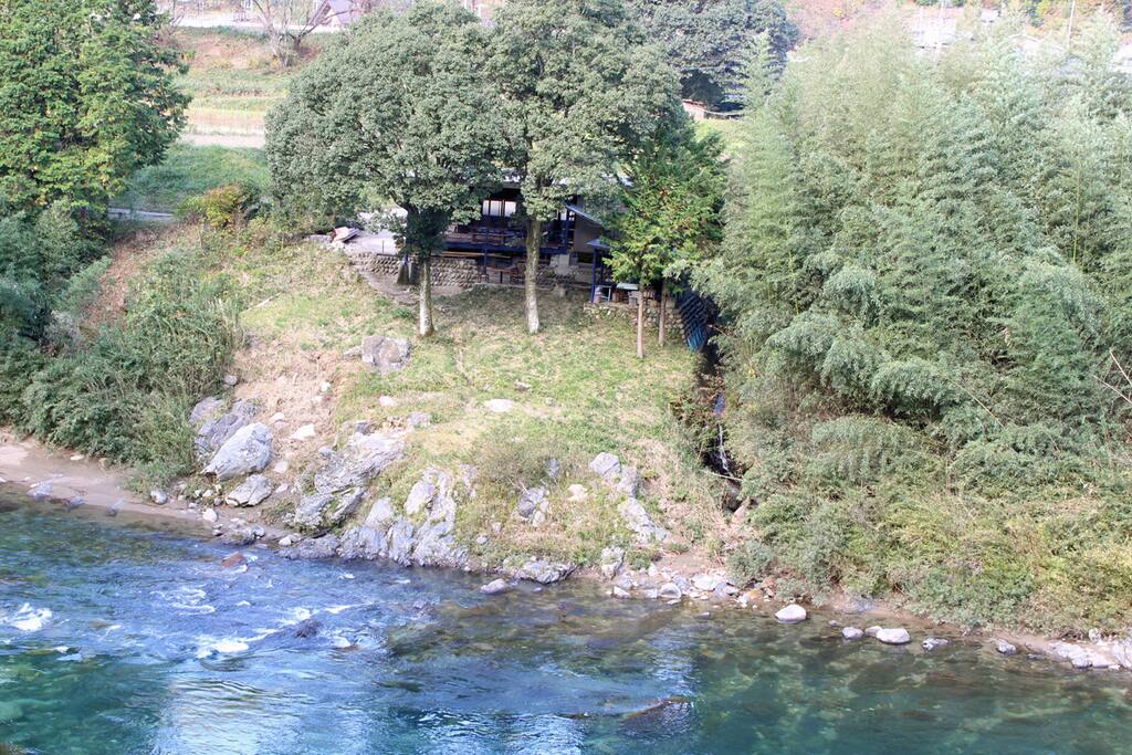A secluded river side cabin away from the city crowds, yet 3minute walk from a train station.