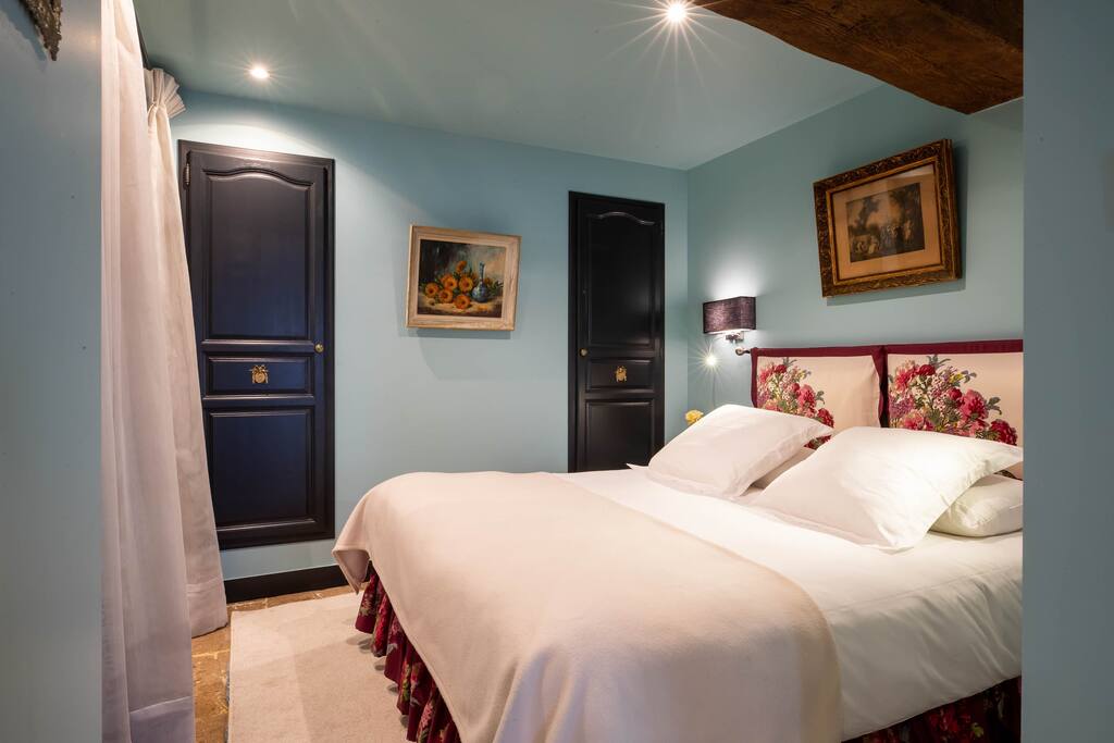 La chambre est douillette avec une literie d'un confort irréprochable