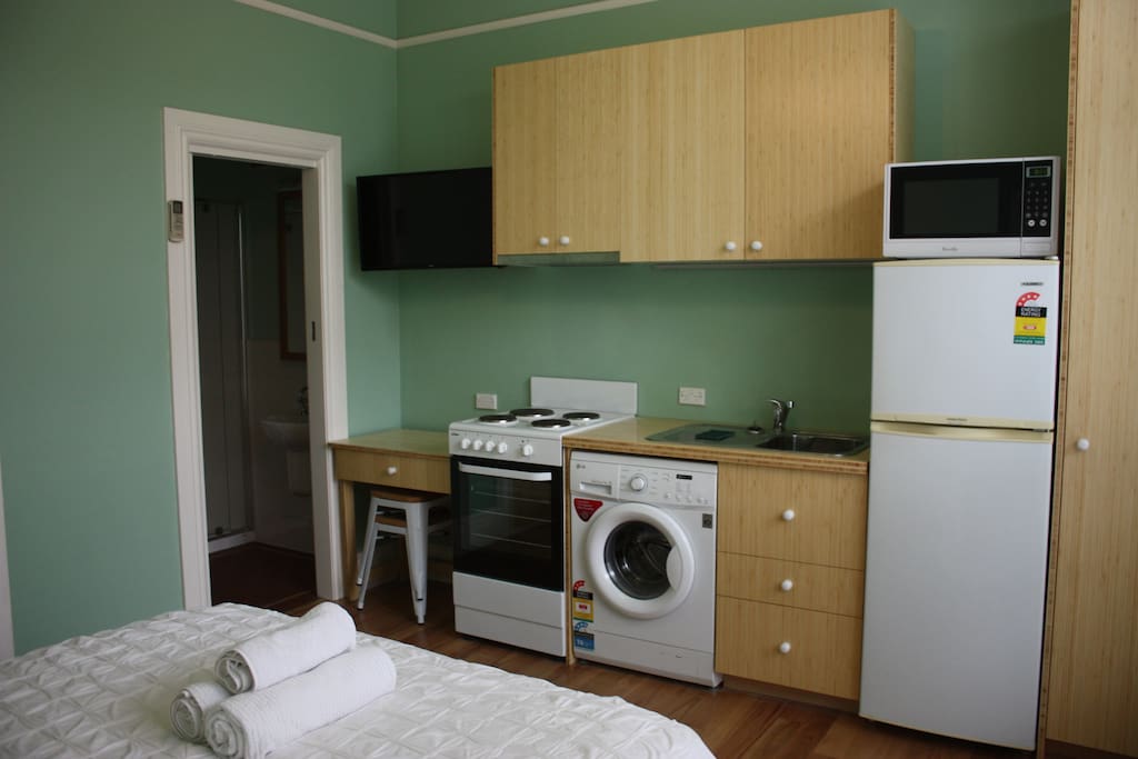 Complete Kitchen with Washing Machine