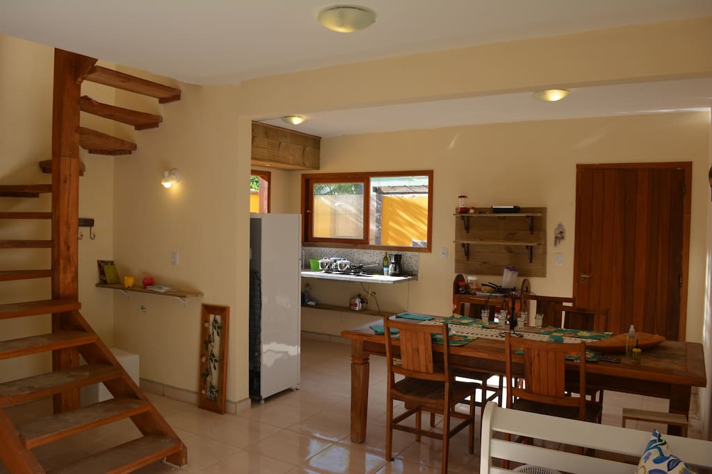 Ampla sala de estar e cozinha