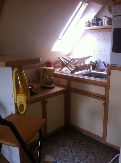La kitchenette avec ouverture sur le salon