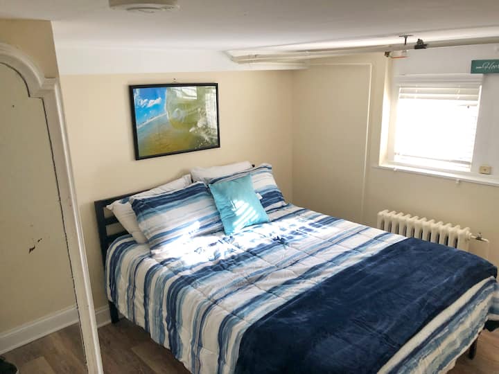 חדר שינה מס '1 - מיטת קווין סייז - מראה באורך מלא + ארון  