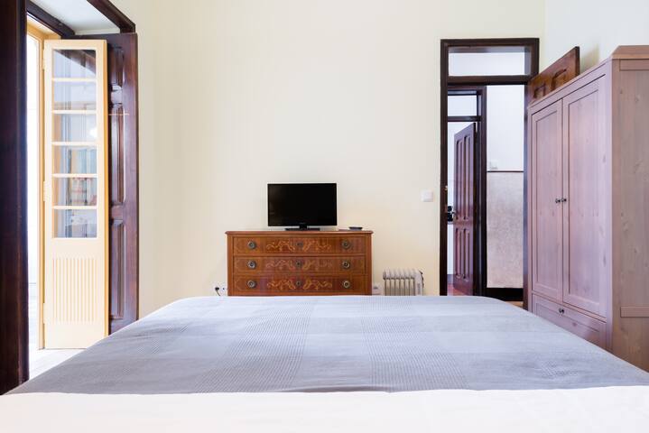 Belém Vintage Superb Private Terrace with amazing view to Igreja da Memória gallery image 2