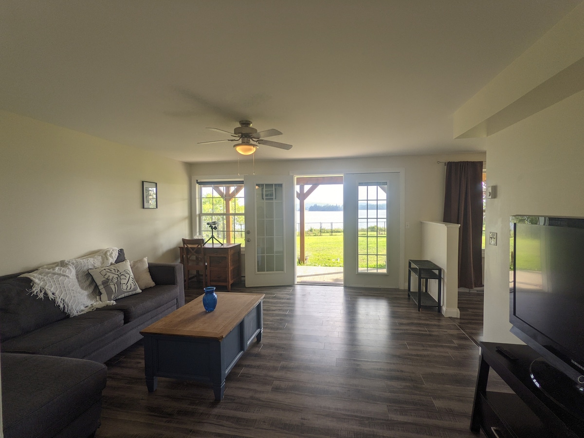 Obývacia izba a prístup k oplotenej časti objektu a terasy