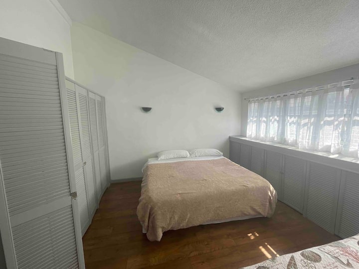 Dhoma e gjumit 1 me krevat dopio "king" dhe krevat dopio "queen" 