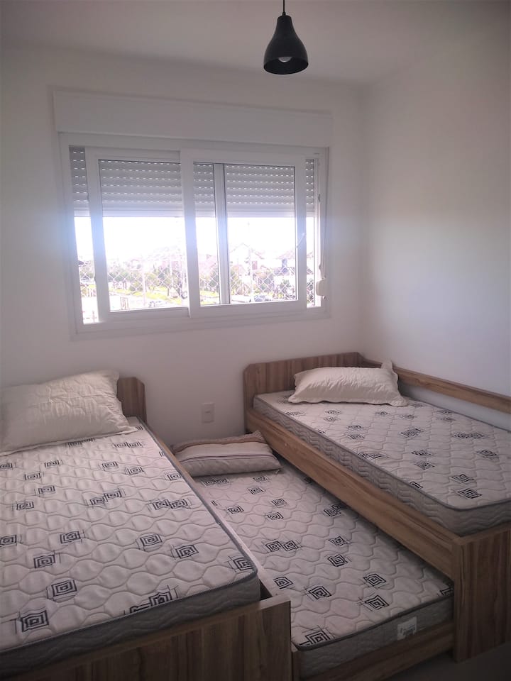 Dormitorio 2, 2 camas individuales y una cama auxiliar.