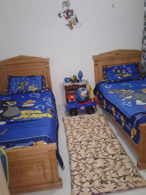 chambre avec deux lits.