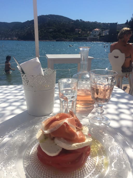 At the Chateau beach, the petit cafe Dolce Fariente serves the most delicious salads... a few minutes walk. Take a bath and enjoy the setting.