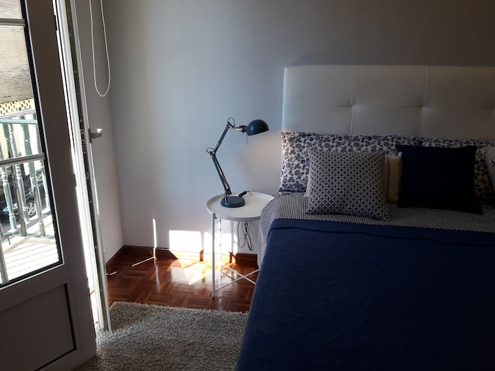 غرفة نوم مع شرفة