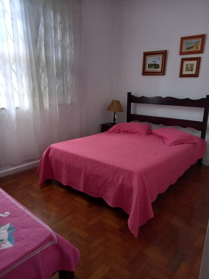 1间卧室。带1张双人床和1张单人床的套房。 