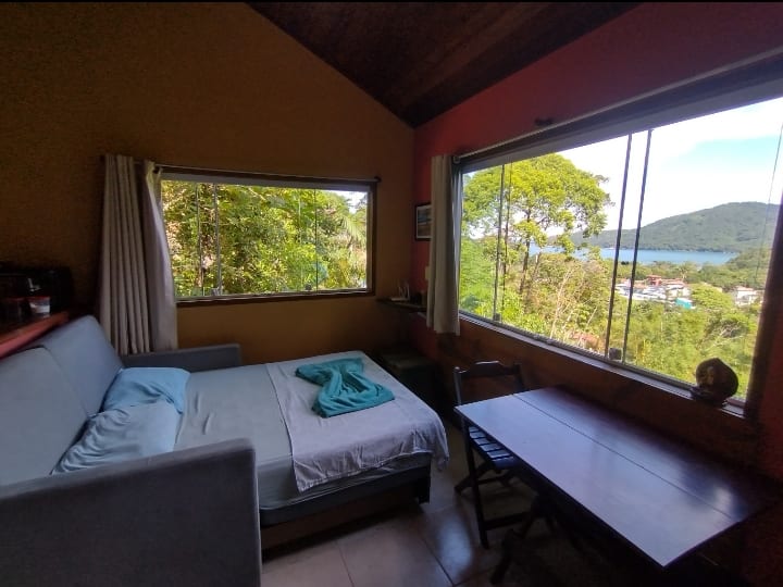 Katika sebule 
Sofa inakuwa kitanda kizuri chenye godoro la watu wawili 
Mahali pa kupumzika na kufurahia mwonekano wa mlima kupitia madirisha 2 ya glasi 