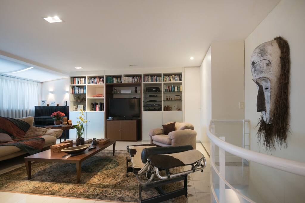 Long chaise in front of the TV in the living room/
Long chaise em frente a TV na sala