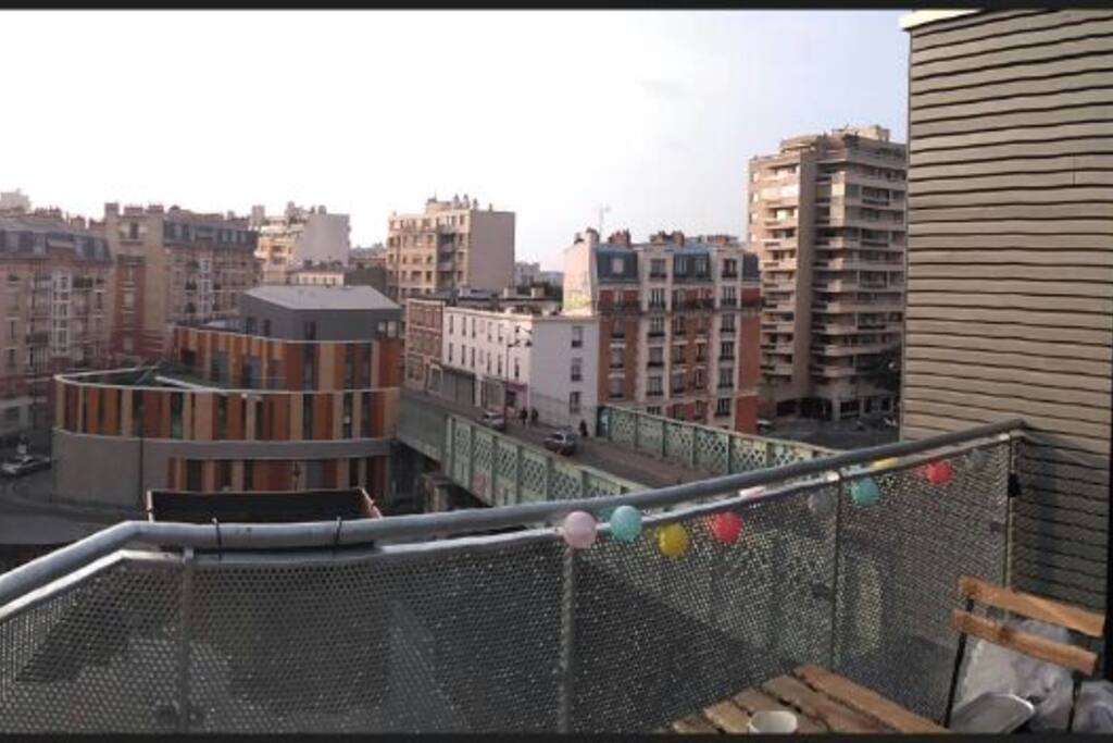 Repas en extérieur sur le balcon / Eating outside on the balcony