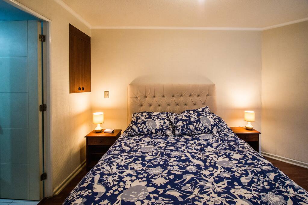 Cómoda cama de dos plazas (queen) / Confortable queen size bed.